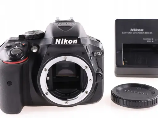 Cyfrowa lustrzanka Nikon D5300 z ładowarką i dekielkiem. Gotowa do uchwycenia Twoich najlepszych wspomnień.