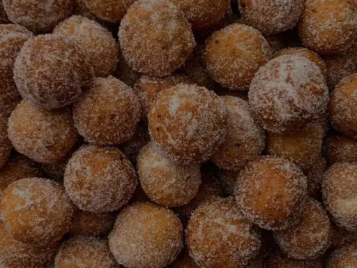 Un mucchio di dolci tipici di Tropea, palline fritte e cosparse di zucchero, invitano ad un assaggio goloso.