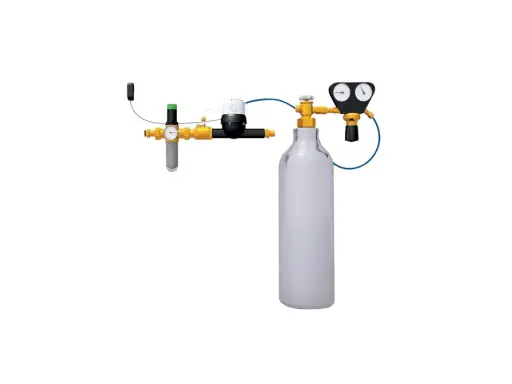 Système d'adoucisseur d'eau CO2 avec bouteille, manomètres et régulateur.