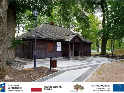 Drewniany budynek, dawna śluza, dziś stanowi muzeum kanału augustowskiego. Otoczony zielenią, zaprasza do zwiedzania.