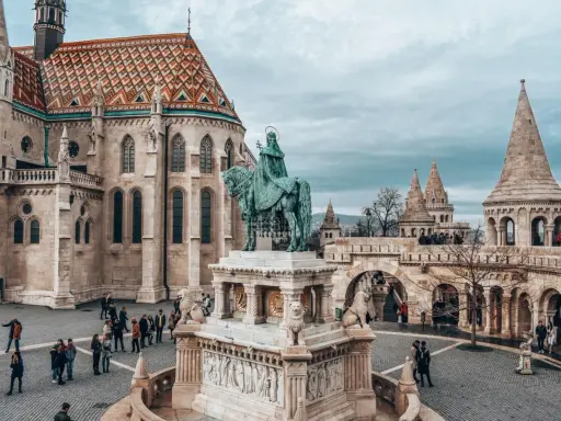 Rycerz na koniu przed kościołem w Budapeszt stare miasto. W tle baszty i turystów.