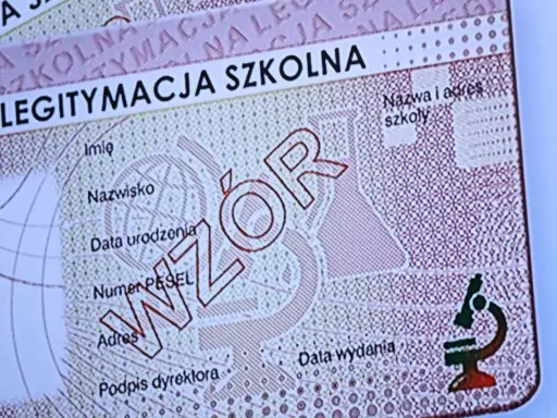 Fragment legitymacja szkolna z polami na dane ucznia i wzorem. Widoczny mikroskop.