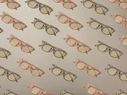 Różowe i szare okulary w kratkę, z soczewkami fotochromowymi. Zastanawiasz się nad fotochromy zalety i wady?