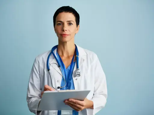 Medico con camice bianco e stetoscopio, appunti su cartella clinica. Ricerca sulla sindrome di Laron.