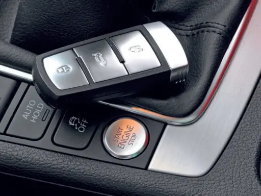 Kluczyk do samochodu z funkcją keyless entry leży na konsoli obok przycisku Start/Stop.