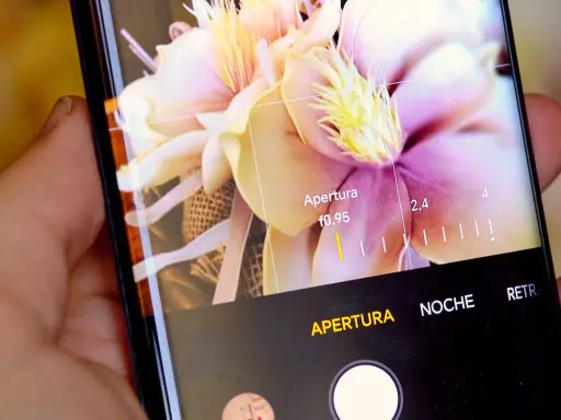 Fotografía con móvil de un ramo de flores, ajustando la apertura a f/0,95 para un efecto bokeh.