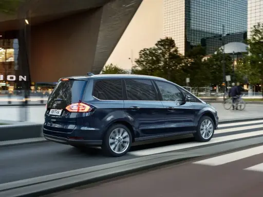 Ford Galaxy azul en movimiento, ideal para familias. Conoce sus medidas y espacio interior.