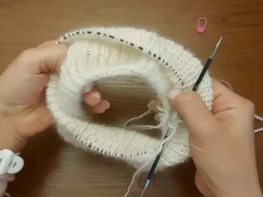 Rozciągnięty dekolt w swetrze? Napraw go sam! Skuteczne triki DIY