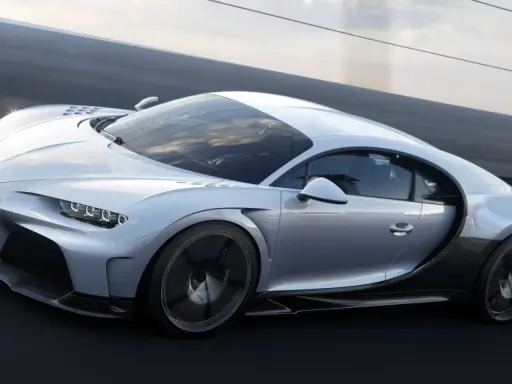 Ein silberner Bugatti Chiron Super Sport rast auf einer Straße.