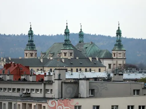 Klasztor na Świętym Krzyżu, jedna z głównych atrakcji Gór Świętokrzyskich, góruje nad miastem.