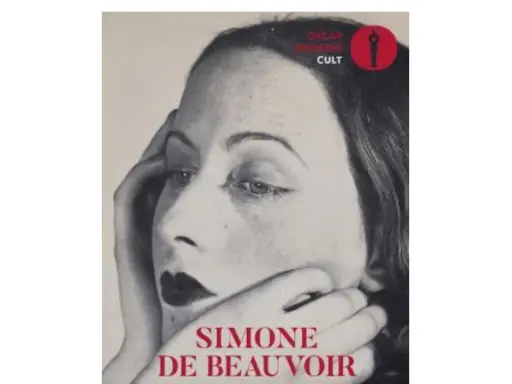 Ritratto intenso di Simone de Beauvoir, con le mani sul viso. La copertina del libro "Simone de Beauvoir" è un'icona di stile.