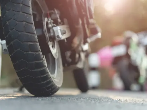 Kiedy wymienić opony w motocyklu? Przewodnik dla bezpieczeństwa