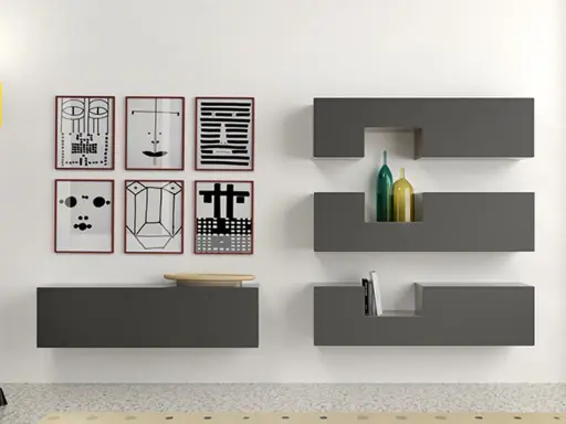 Parete con sei stampe astratte, mensole **Minottitalia** grigie con bottiglie e libri, lampada da terra.