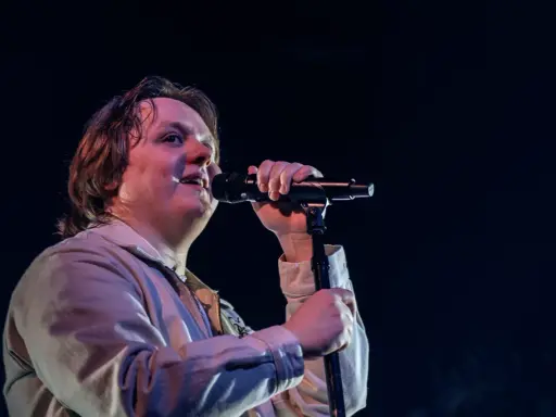 Lewis Capaldi sjunger passionerat på scen i Sverige, med mikrofonen i handen och blicken uppåt.
