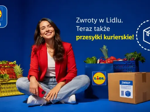 Kobieta z zakupami i paczką zwrotną. Lidl Plus ułatwia zwroty online, także przesyłki kurierskie.