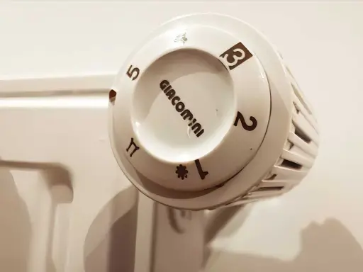 Le thermostat Giacomini affiche le chiffre 1, symbolisant une température basse. Que veut dire la lune sur un thermostat ? Ici, c'est une étoile, indiquant le gel.