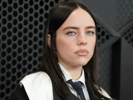 Billie Eilish, med sin karakteristiska stil, ser ut att vara i sin tidiga 20-årsålder.