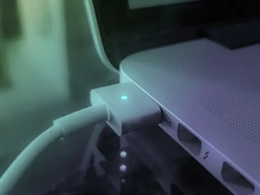 Ładowarka podłączona do laptopa. Zastanawiasz się, ile prądu zużywa komputer?