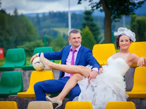 Para młoda na trybunach z piłką, nietypowe wesele.