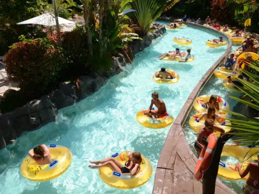 Un río lento lleno de gente en flotadores amarillos, perfecto para disfrutar de Tenerife con niños.