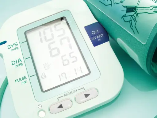 Ciśnieniomierz pokazuje 105/65 mmHg, co oznacza prawidłowe ciśnienie.