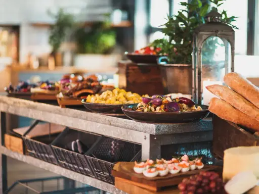 En härlig brunchbuffé i Stockholm med godsaker som grillade revben, grönsaker, ägghalvor med räkor och nybakade baguetter.