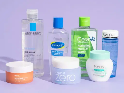 Plusieurs produits de soin, dont une eau micellaire CeraVe, sont disposés sur un fond violet.