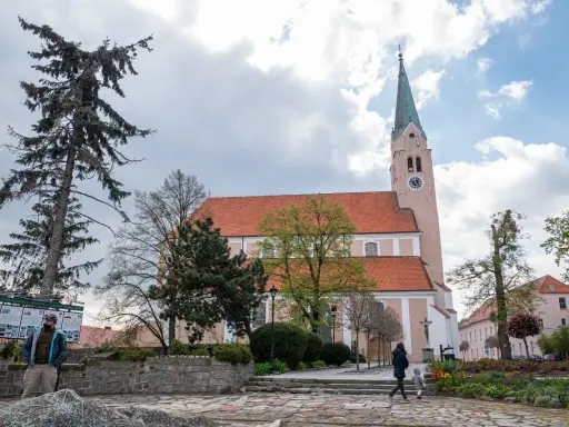 Spacer po Sobótce: kościół, park i tablice informacyjne. Atrakcje miasta czekają!
