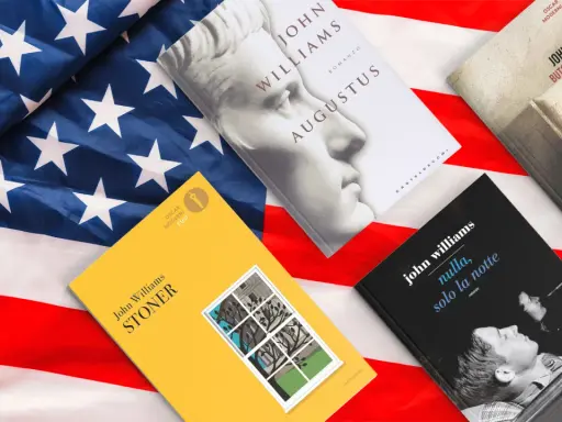 Libri di John Williams, scrittore americano, su una bandiera a stelle e strisce: "Stoner", "Augustus", "Butcher's Crossing" e "Nulla, solo la notte".
