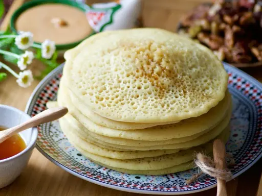 Pile de crêpes mille trou, parfaites pour une recette gourmande. Un délice à déguster avec du miel.