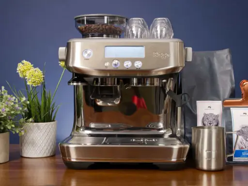 Sage Barista Pro: Perfekter Espresso dank einstellbarer Durchlaufzeit. Kaffeebohnen, Tassen und Milchkanne bereit für den Genuss.
