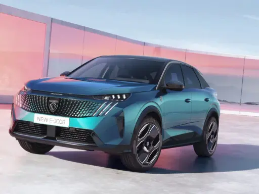 Nowy Peugeot E-3008 2021 w turkusowym kolorze, zaparkowany przed nowoczesnym budynkiem z różowymi akcentami.