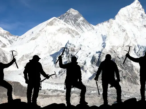 Pięciu alpinistów z czekanami na tle majestatycznego Mount Everestu. Ile osób weszło na Mount Everest? To pytanie zadaje sobie wielu, ale ta grupa już tam dotarła.
