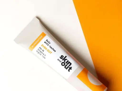Tube de soin "EVEN OUT" de Skin and Out, contenant de la vitamine C, idéal pour lutter contre l'acné et les taches.