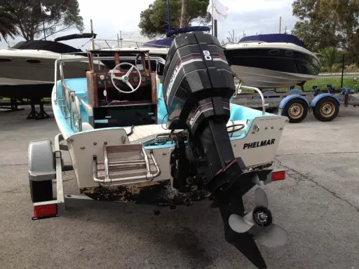 Un bateau sur remorque avec un moteur hors-bord Mercury 90 CV. Ce moteur 4 temps, bien entretenu, promet une longue durée de vie.