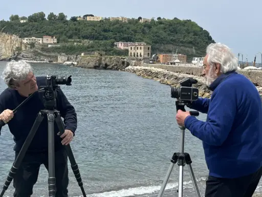 Due fotografi, uno con una Hasselblad, catturano la bellezza del paesaggio. Forse sono il fotografo dei vip in cerca di uno scatto esclusivo.