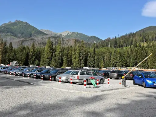 Parking pod Tatrami, gotowy na wycieczkę nad Morskie Oko.