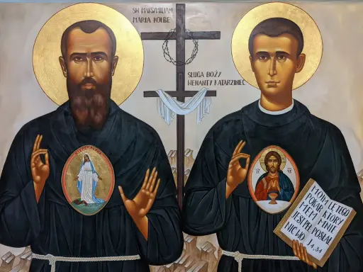 Ikona przedstawia św. Maksymiliana Kolbe i Sługę Bożego Wenantego Katarzyńca. Na piersiach mają medaliony z Matką Bożą i Jezusem.