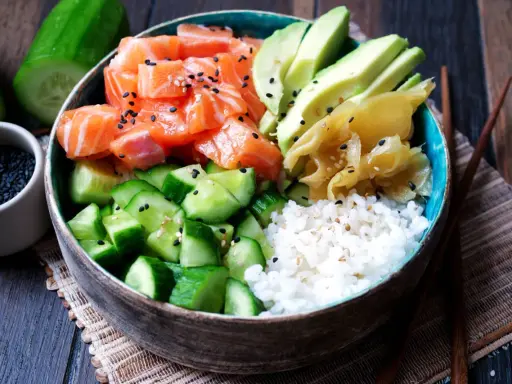 Frische Sushi Bowls mit Lachs, Avocado, Gurke und Reis. Ein Genuss für Augen und Gaumen!