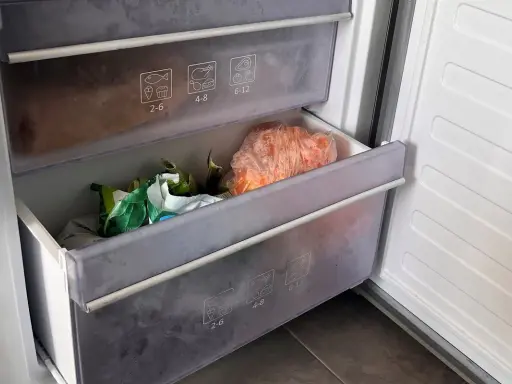 Mrożonki w zamrażarce. Zastanawiasz się, ile wytrzyma lodówka bez prądu? Sprawdź, jak długo zachowają świeżość.