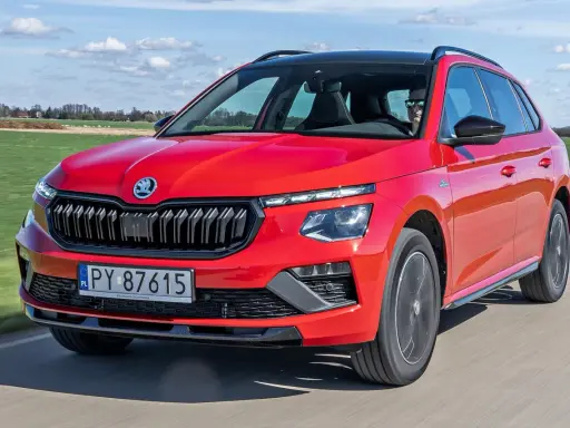 Czerwona Skoda Kamiq w ruchu, idealna na wakacyjne wyjazdy. Sprawdź atrakcyjną skoda kamiq cena.