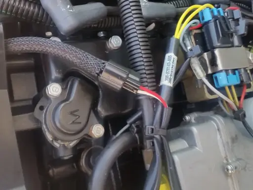 Détail du câblage d'un moteur Mercury 50cv 4 temps. Fiche technique visible sur un câble.