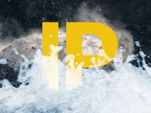 Duże żółte litery "IP" na tle rozbryzgującej się wody. Symbolizuje to ipx7 wodoszczelność.
