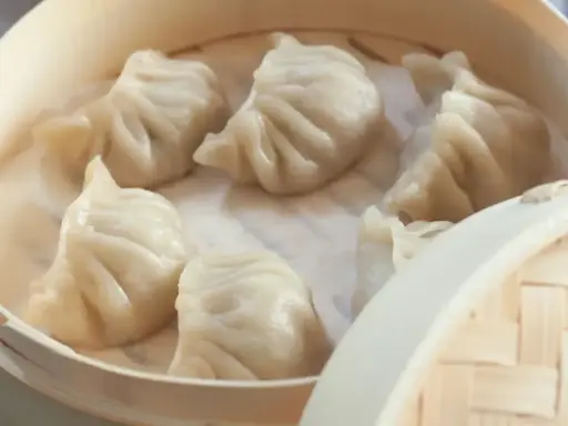 Gorące, parujące pierożki dim sum w bambusowym parowniku. Delikatne ciasto skrywa pyszne nadzienie.