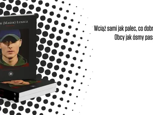 Okładka książki "Excalibur" Piotra (Magika) Łuszcz. Na okładce młody mężczyzna w czapce z daszkiem. Tekst "Wciąż sami jak palec, co dobrze nie wróży. Obcy jak ósmy pasażer podróży" podkreśla priorytety.