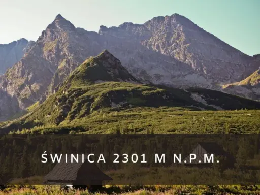 Majestatyczna góra Świnica w Tatrach, 2301 m n.p.m. W dole widać chatkę i zielone zbocza.