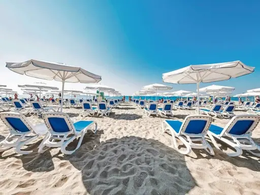 Plaża w Voya Beach Resort Bułgaria, rzędy leżaków i parasoli czekają na gości.