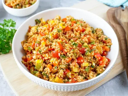 Bunter Bulgursalat mit Paprika und Kräutern. Eine gesunde und leckere Mahlzeit, die zeigt, dass ist Bulgursalat gesund ist.