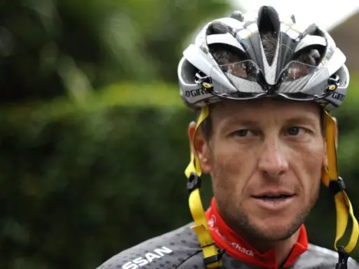 Lance Armstrong, Radsportlegende, dessen Karriere durch Doping überschattet wurde, trägt einen Helm.