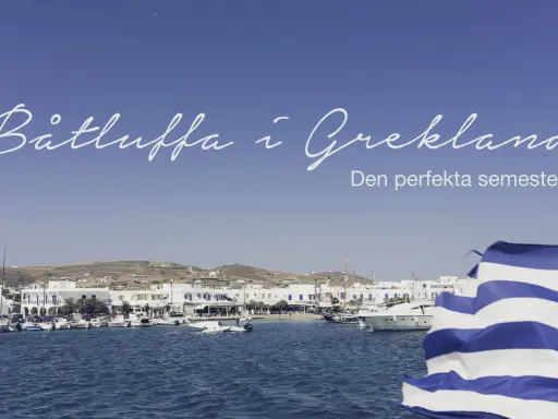 Båtluffa i Grekland: en idyllisk hamn med vita hus, båtar och en grekisk flagga i förgrunden. Den perfekta semestern väntar!